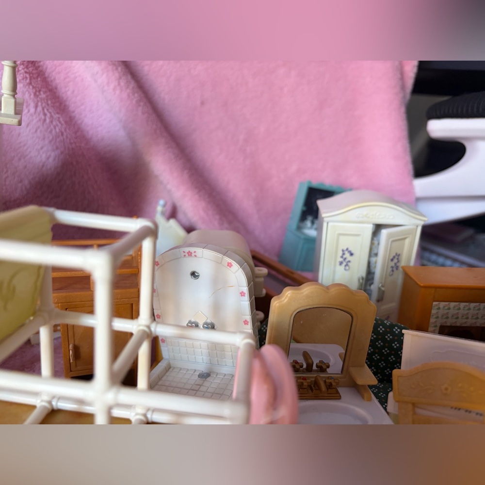 LOT of vintage calico critters furniture - Picture 5 of 9